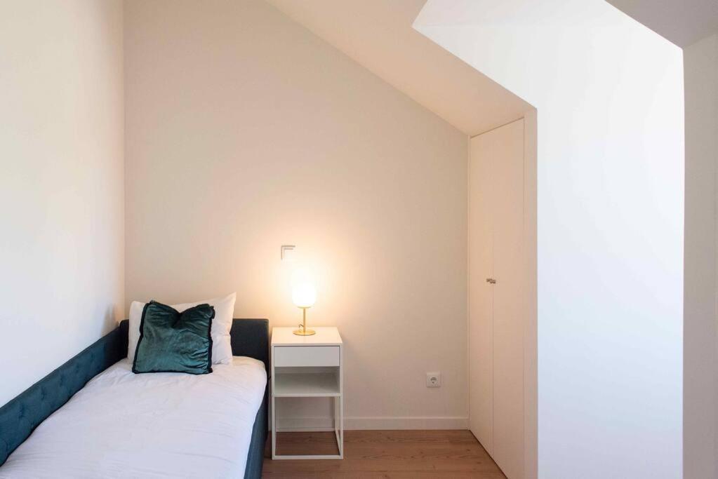 Pardal 2b - Penthouse In Alcantara - Parking Nearby Apartamento